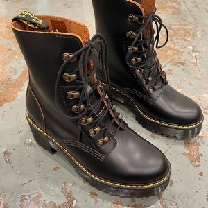 NWOT- Dr. Martens LEONA WOMEN'S VINTAGE SMOOTH LEATHER HEELED BOOTS size 7 US.